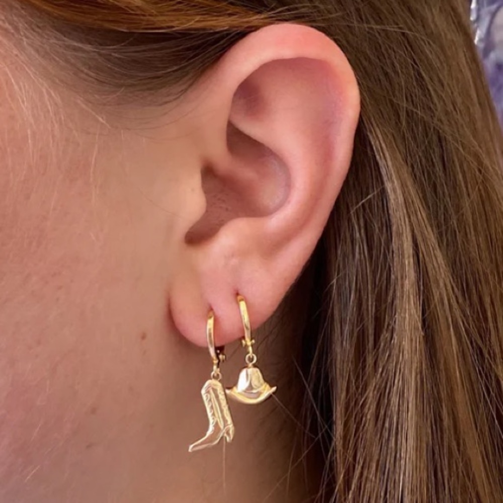 Hola Amor Estudios Single Cowboy Gold Hoop